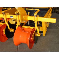 Arracheuse de pommes de terre 2 rangs - Samon Machine - équipée de 2 cribles, bec à diabolos et disques