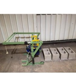 Pondeuse à parpaings compacte et légère, idéale pour la production de parpaings sur de petit chantier - RÉF. RMI03-ET