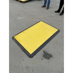 Plaque passage véhicule - bordure en caoutchouc - largeur 900mm - supporte jusqu'à 3 tonnes