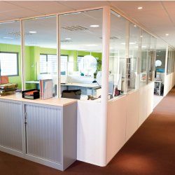 Cloison amovible et modulable pour la  création des espaces de travail et des bureaux