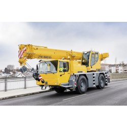 Grue automotrice LTM 1040-2.1 - Liebherr - capacité de charge max 40 t - flèche télescopique jusqu'à 35 m