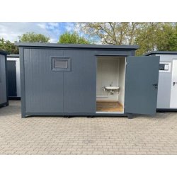 Conteneur sanitaire accessible 4×2 - Adapté PMR avec barres d'appui, lavabo et rampe d'accès