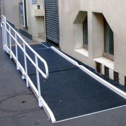 Rampe d'accès PMR en fibre de verre ou aluminium - Installation sans travaux, personnalisable et démontable