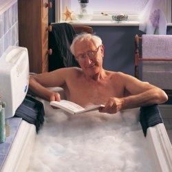 Elévateur électrique de baignoire fiable, sécurisé et facile à ranger pour les personnes agées - bain-royal®