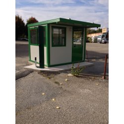 Bungalow de chantier - Réfectoire avec cuisinette, évier, frigo, plaques électriques et micro-ondes