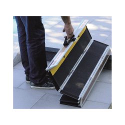 Rampe d'accès pmr mobile en matériaux composite jusqu'à 300kg de charge pour erp, bâtiments du domaine privé, véhicules - t110001