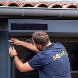 Volet roulant solaire connecté sur mesure - Installation sans travaux, performant, éco-responsable et durable - Fonctionnement à énergie solaire