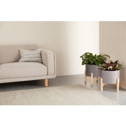 Hakuun - Lot de 2 larges jardinières en terrazzo avec pieds en hévéa - Gris et bois naturel