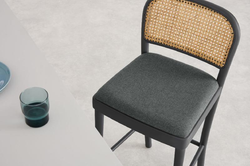 Tabouret gris charbon avec assise en rotin style moderne