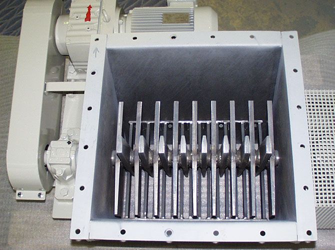 Bras multiples pour casse-voûte facilitant l'extraction des produits compactés