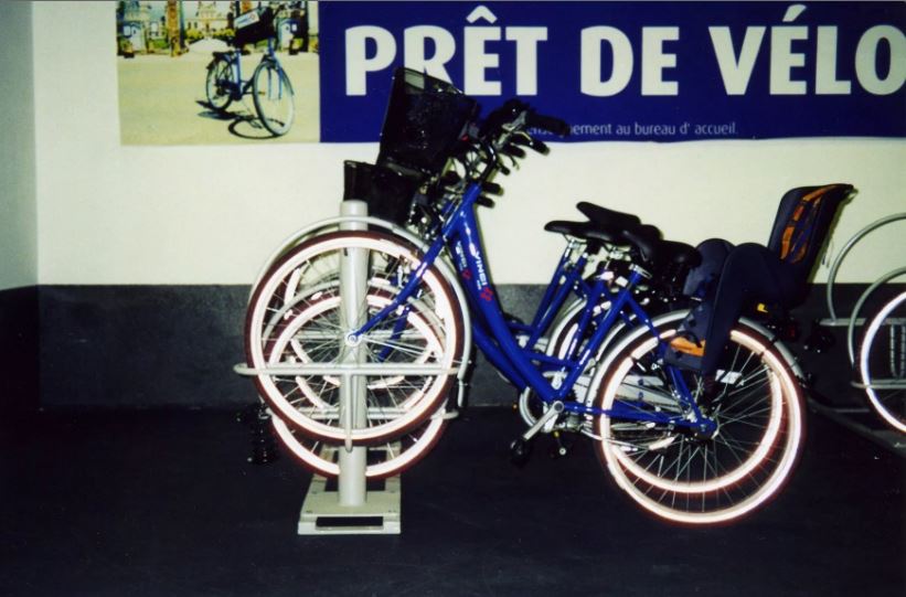 Système de rangement ordonné pour vélos avec longrine autoportante