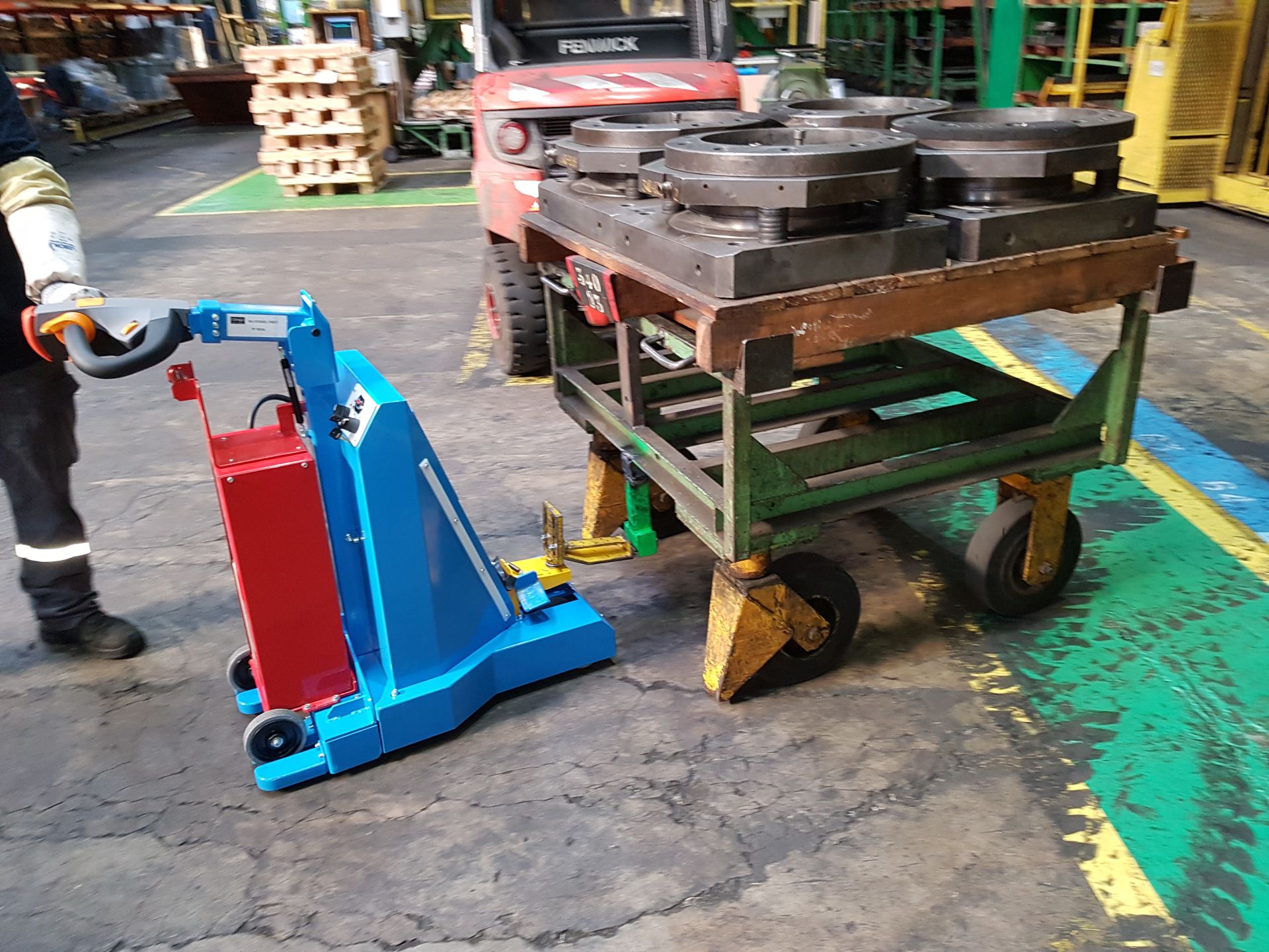 MC - Tracteur pousseur IMS - Capacité de 1 à 13 tonnes - Compact et maniable_2