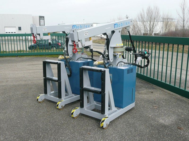 Mini-grue électrique équipée d'une tourelle hydraulique 18°