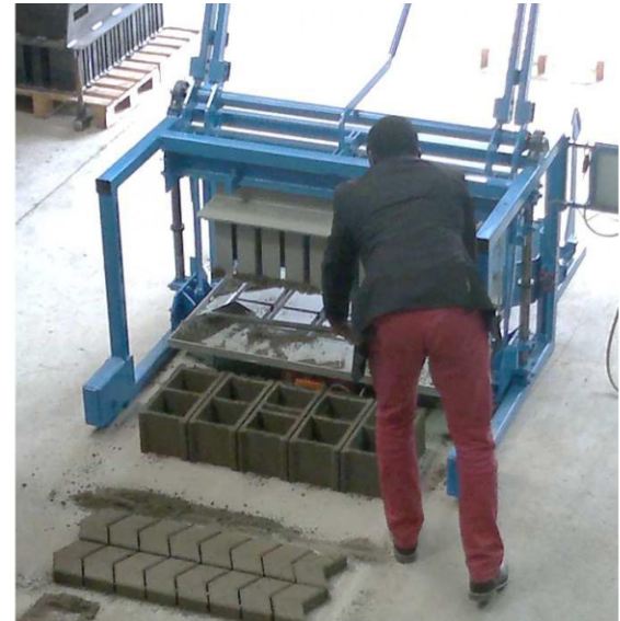 Pondeuse à parpaings, hourdis et pavés multifonction - 1200 à 2400 blocs en 8H - RÉF. EYB01-ET - 3 motorisations disponibles_2