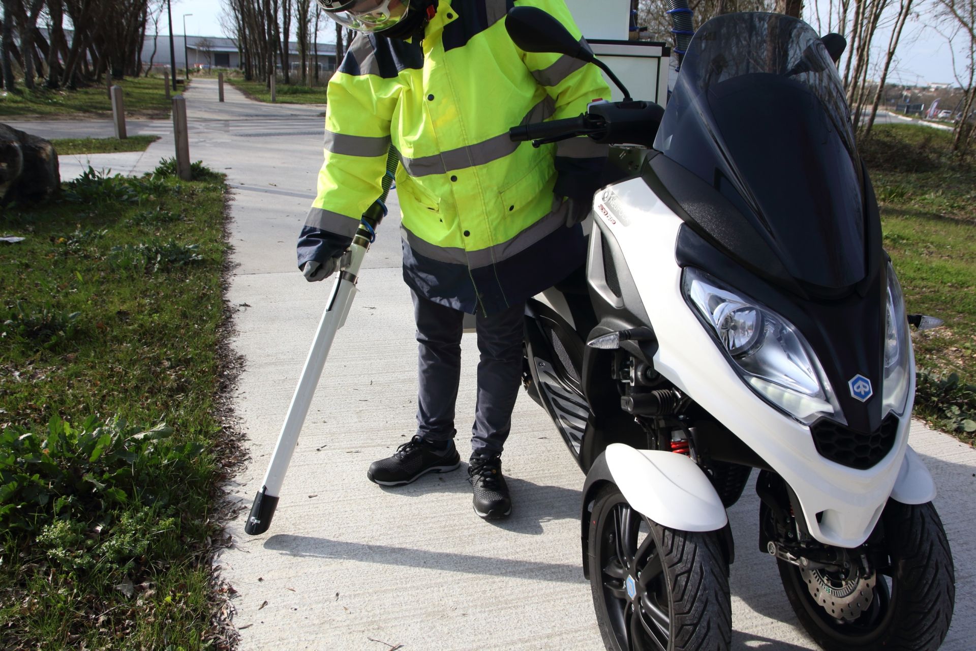 Rc300 scooter 3 roues ramassage dejections canines_2