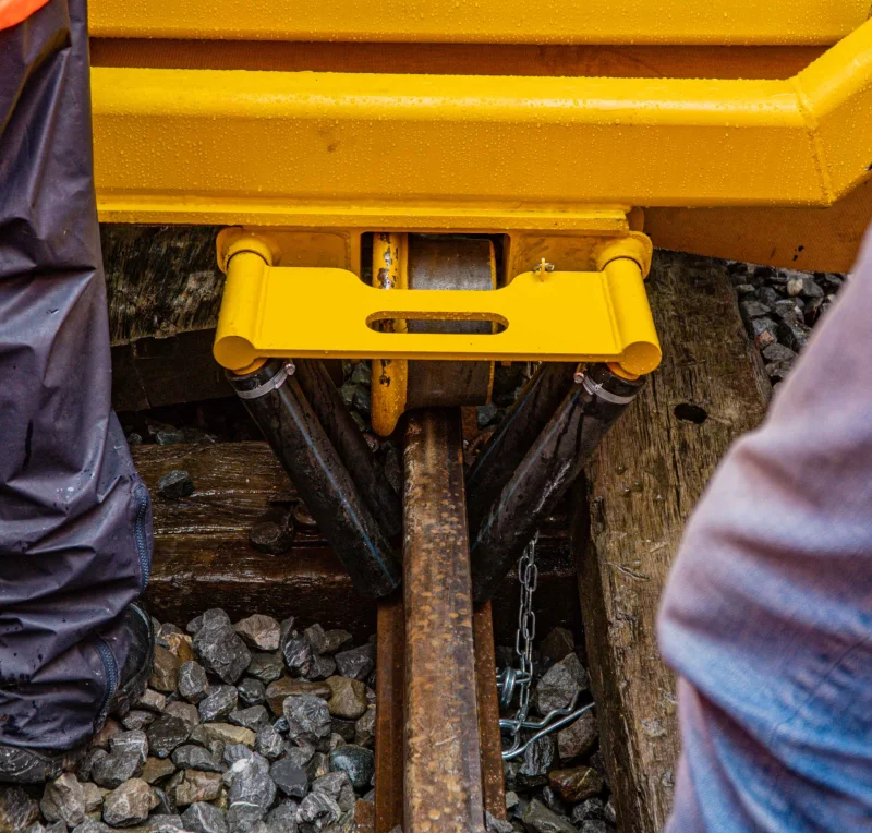 Brosse à ballast hydraulique BRV pour pelles rail-route - écartements de 1'435 mm et 1'000 mm_2