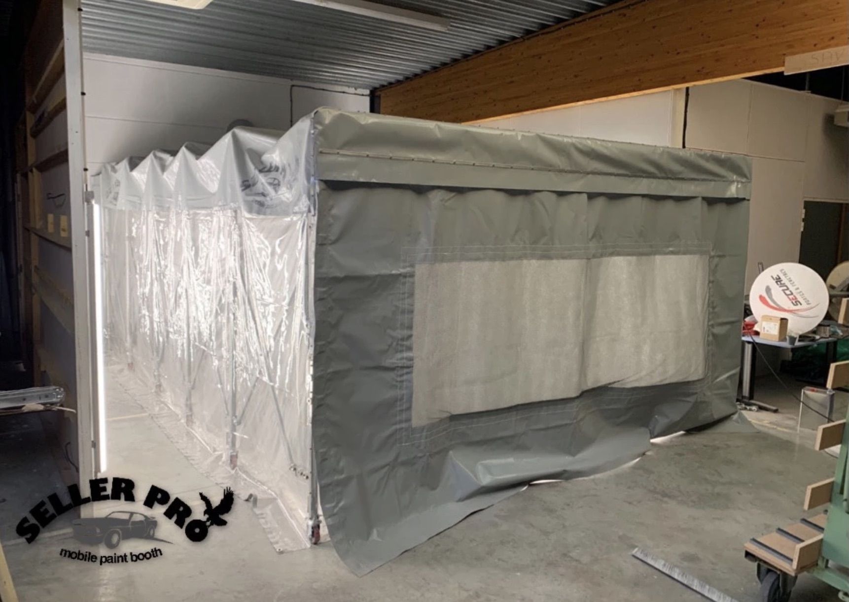 Cabine de réparation automobile avec feuilles transparentes ignifuges