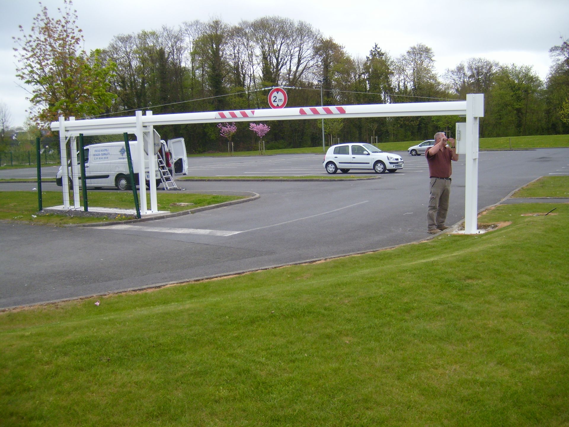 Portique coulissant manuel pour le filtrage des véhicules hors gabarits - Ulmapark_2
