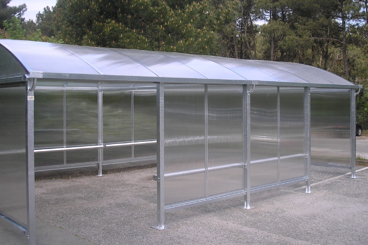 Abri bus sur mesure - Série AT avec toit arrondi, poteaux métalliques et options personnalisables_2