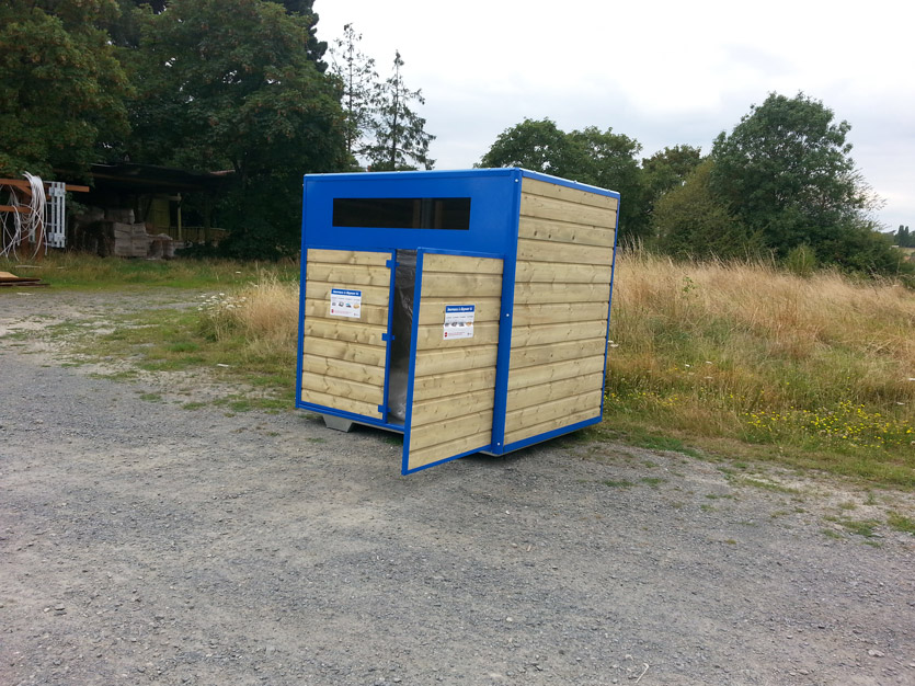 Colonne de tri pour cartons avec toit en tôle d'acier galvanisée