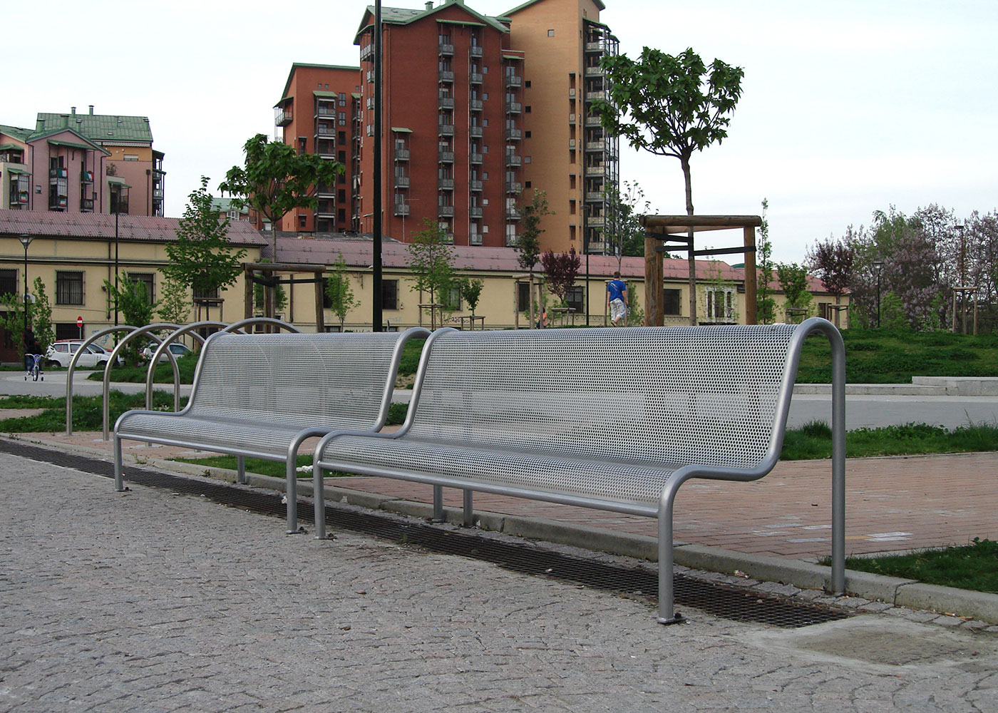 Banc public Vallès doble UM340D - piètement tubulaire Ø40 mm - assise et dossier en tôle d'acier perforé_2