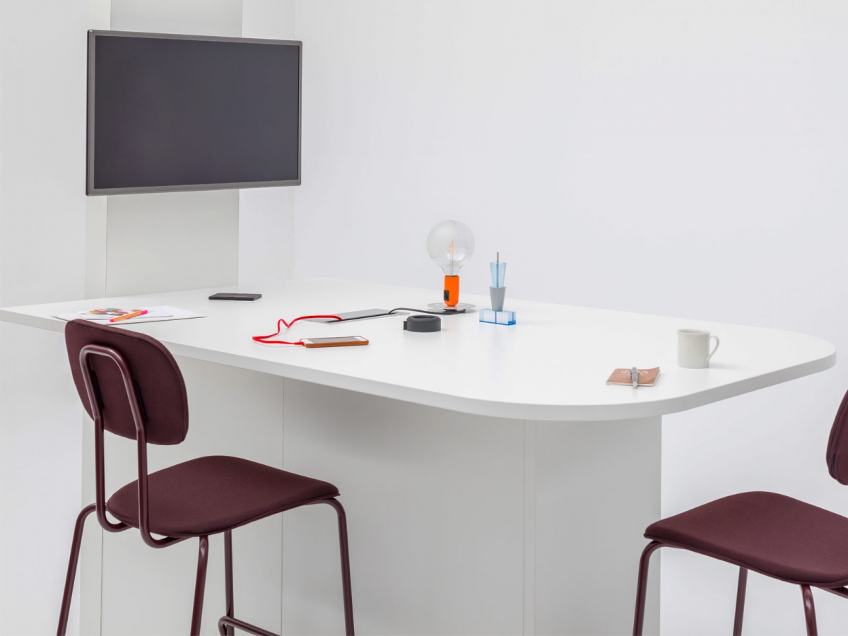 Table multimédia design élégant et épuré - OGI V, connectée avec prises USB, HDMI, RJ45, et rangement intégré_2