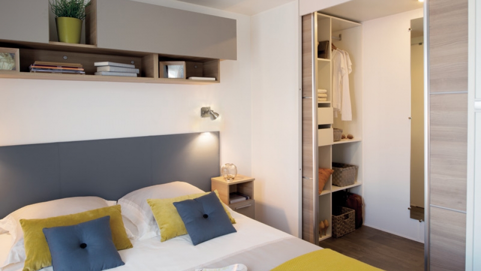 Mobil home équipé d’un réfrigérateur-congélateur et d’une plaque 4 feux
