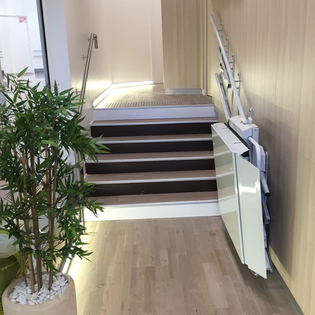 Plateforme élévatrice oblique pour personne élévatrice sur escalier droit - LEHNER Delta_2