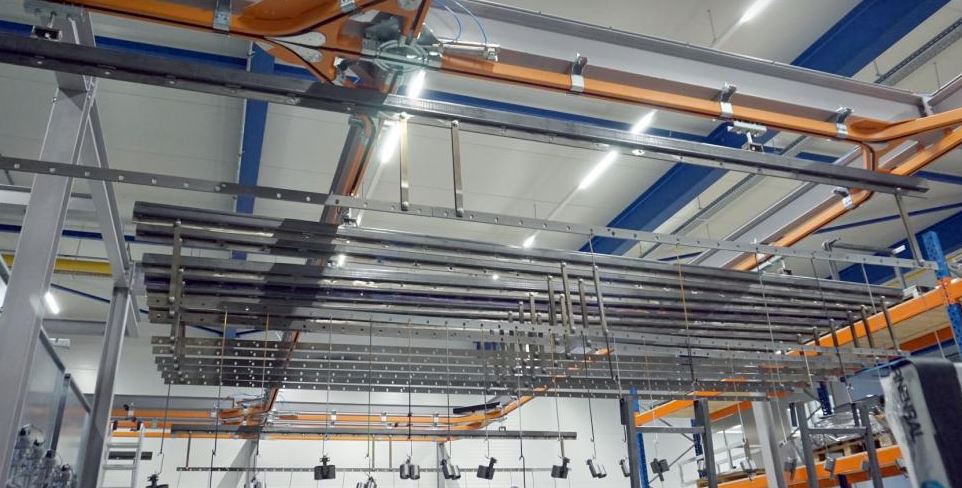 Convoyeur monorail manuel adapté aux processus de production internes