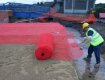 Signalisation de membranes imperméables avec un grillage avertisseur rouge