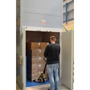 Monte-charge industriel avec câbles de sécurité anti chute