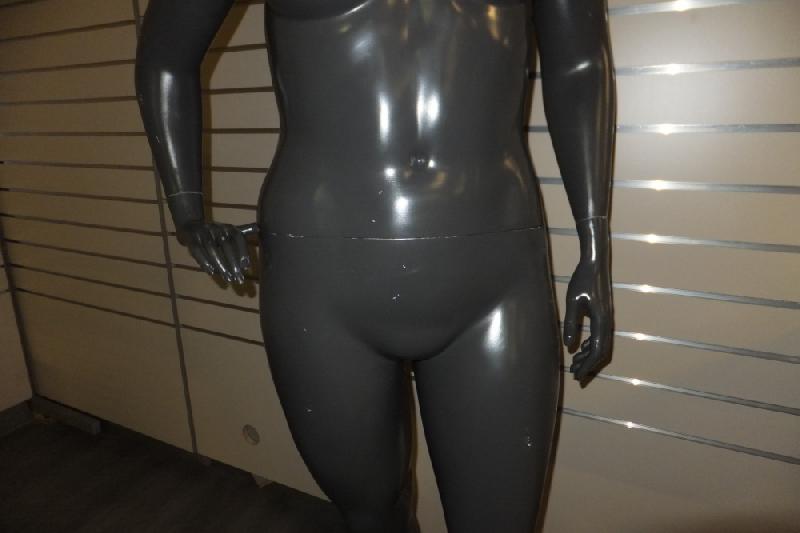 Mannequin grande taille femme noir vendu avec socle