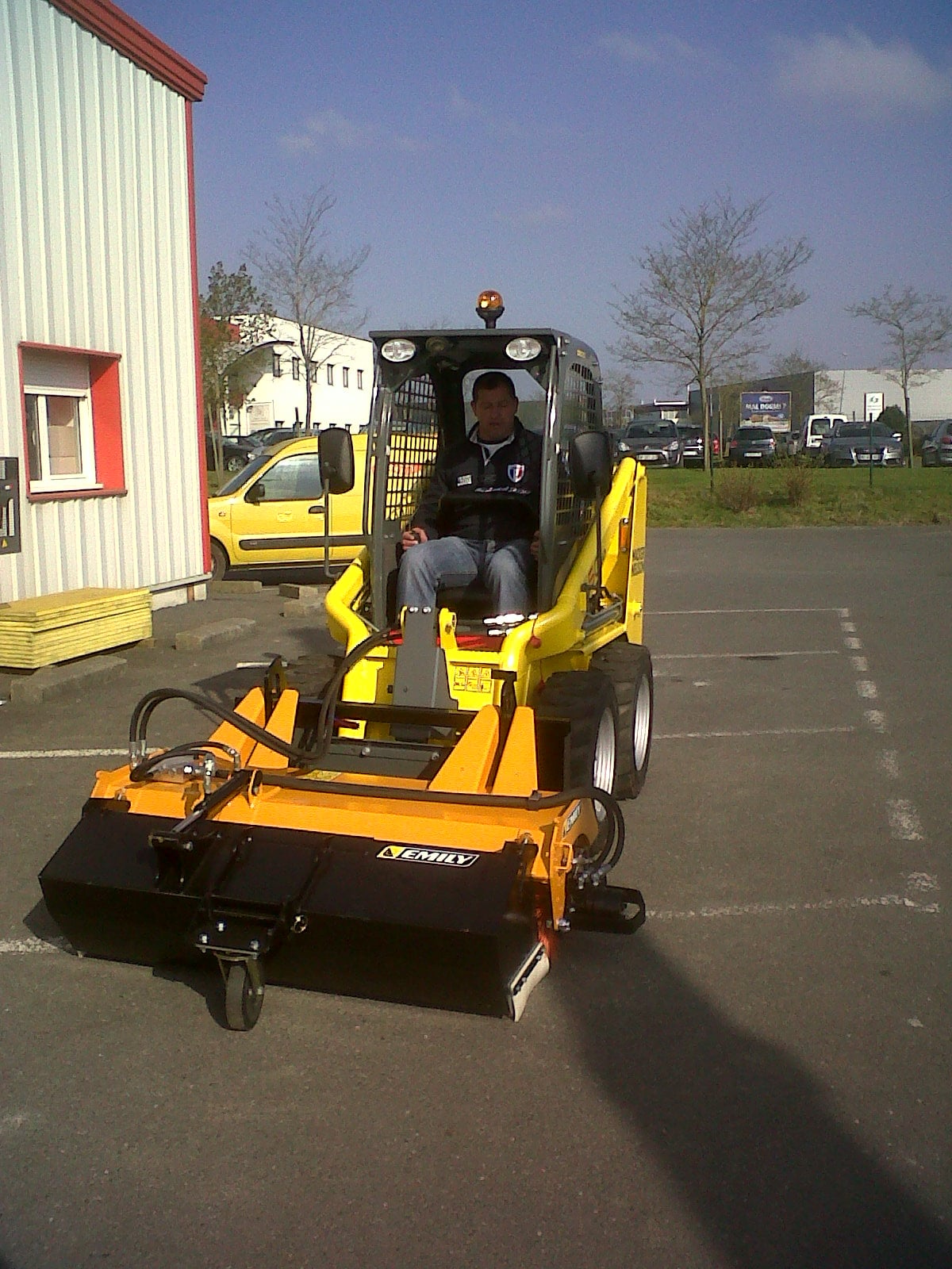 Balayeuse ramasseuse Micro’Clean - Tous types de déchets - Adaptable micro-tracteur, skid, petite chargeuse - Emily_2