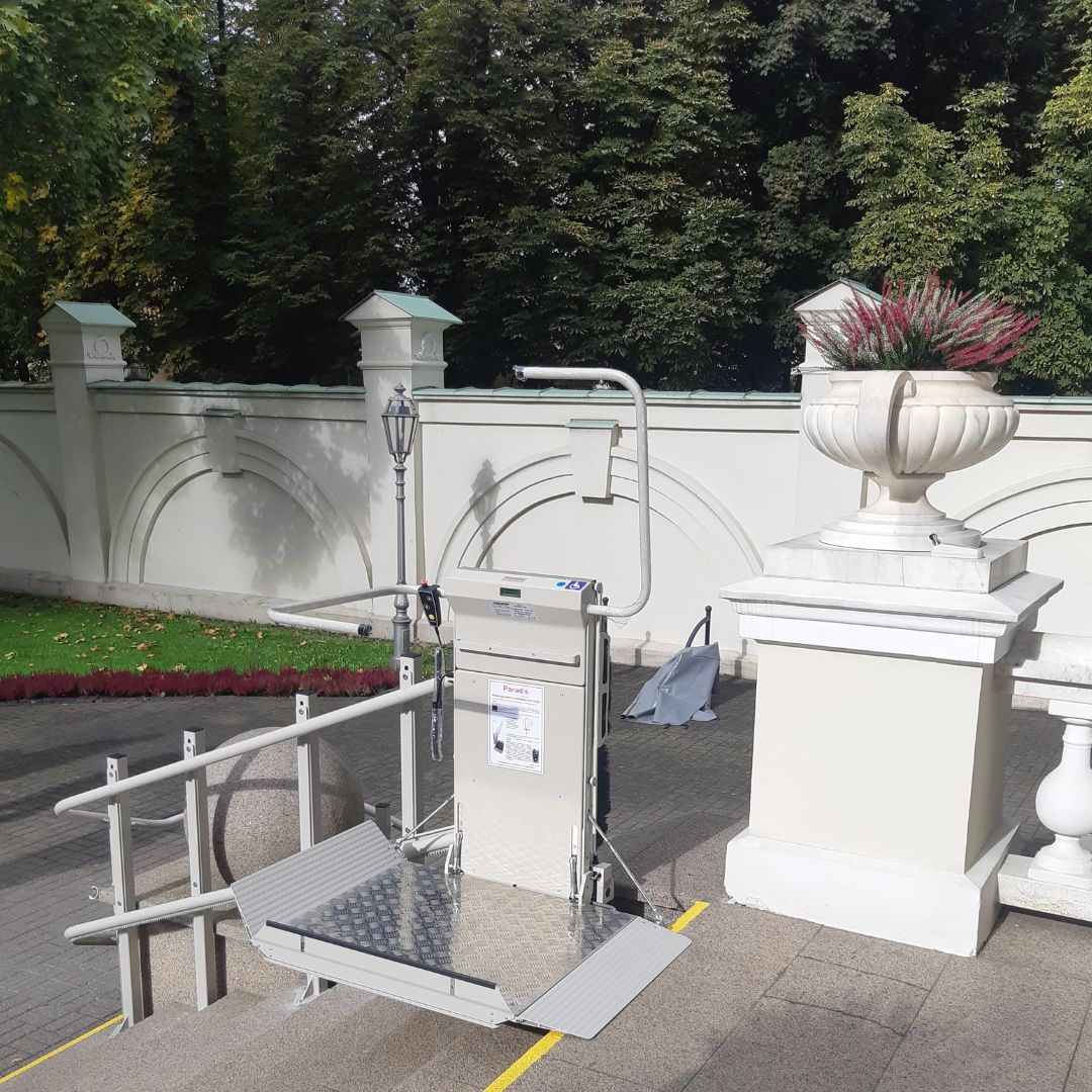 Plateforme élévatrice oblique pour personne élévatrice sur escalier courbe - LEHNER Stratos_2