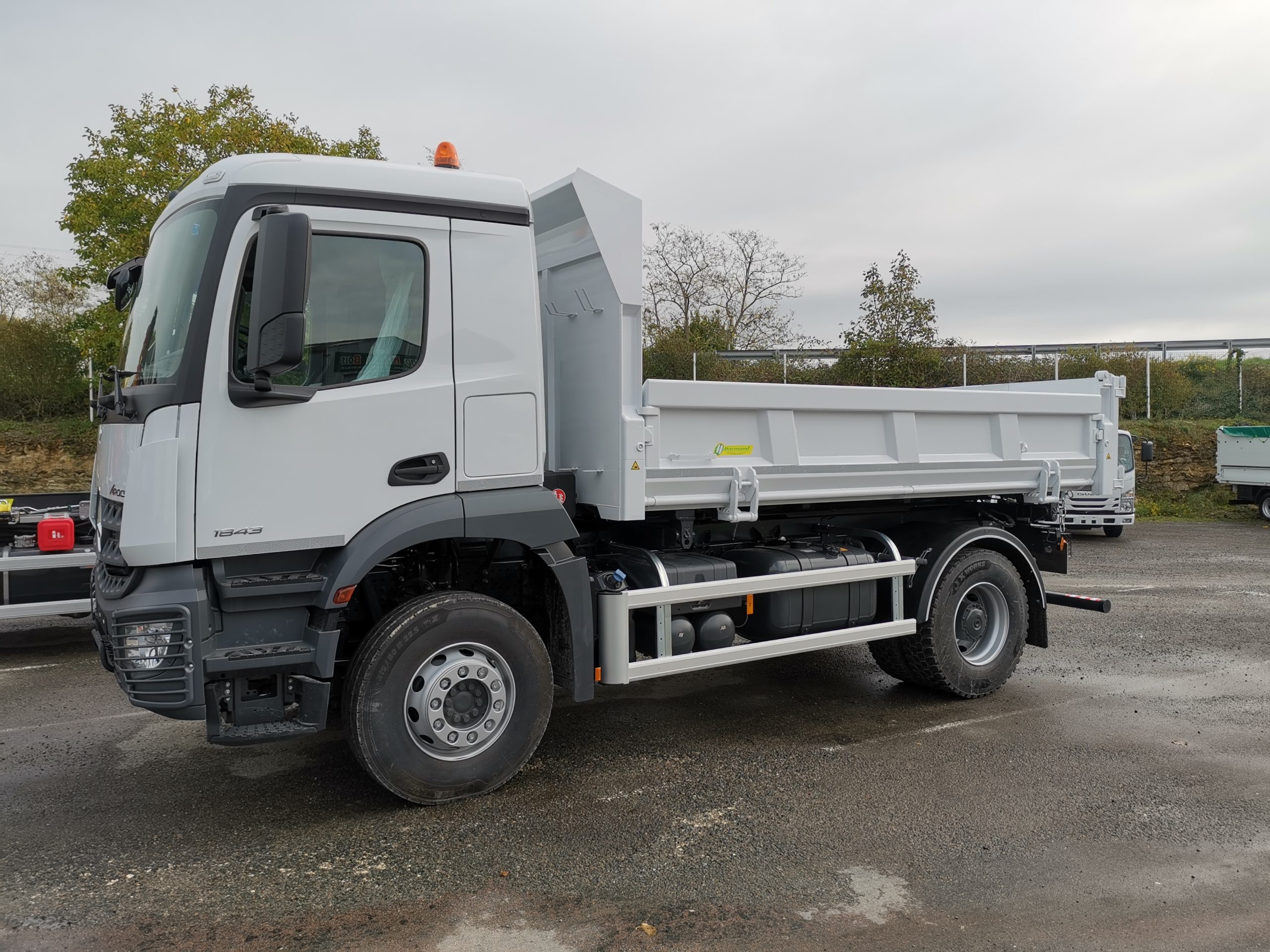 Bi-benne avec ridelles de 0m90 de hauteur