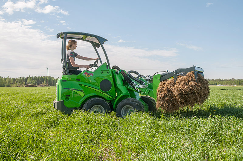 Mini-chargeuse articulée Avant Tecno Série R - 1.4t, siège conducteur arrière, bras télescopique_2