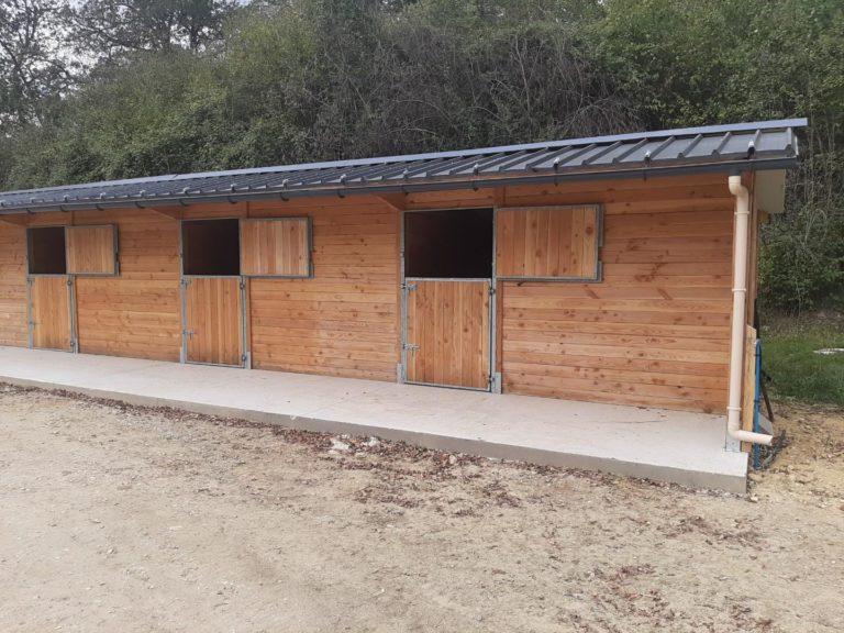 5 boxes en ligne en bois Douglas - BOX028 - Abri spacieux et robuste pour chevaux_2