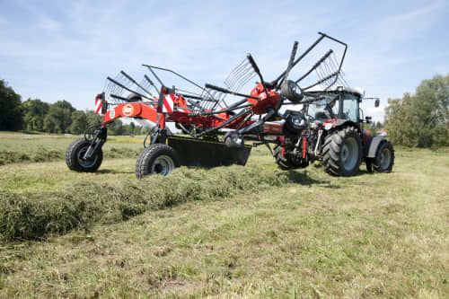 Matériel agricole Andex 644 adapté pour un suivi précis des contours du terrain
