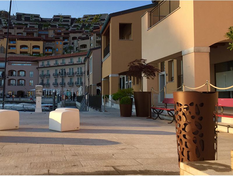 Corbeille Claps Conic - Poubelle publique 80L - The Italian Lab - Design en acier découpé au laser_2