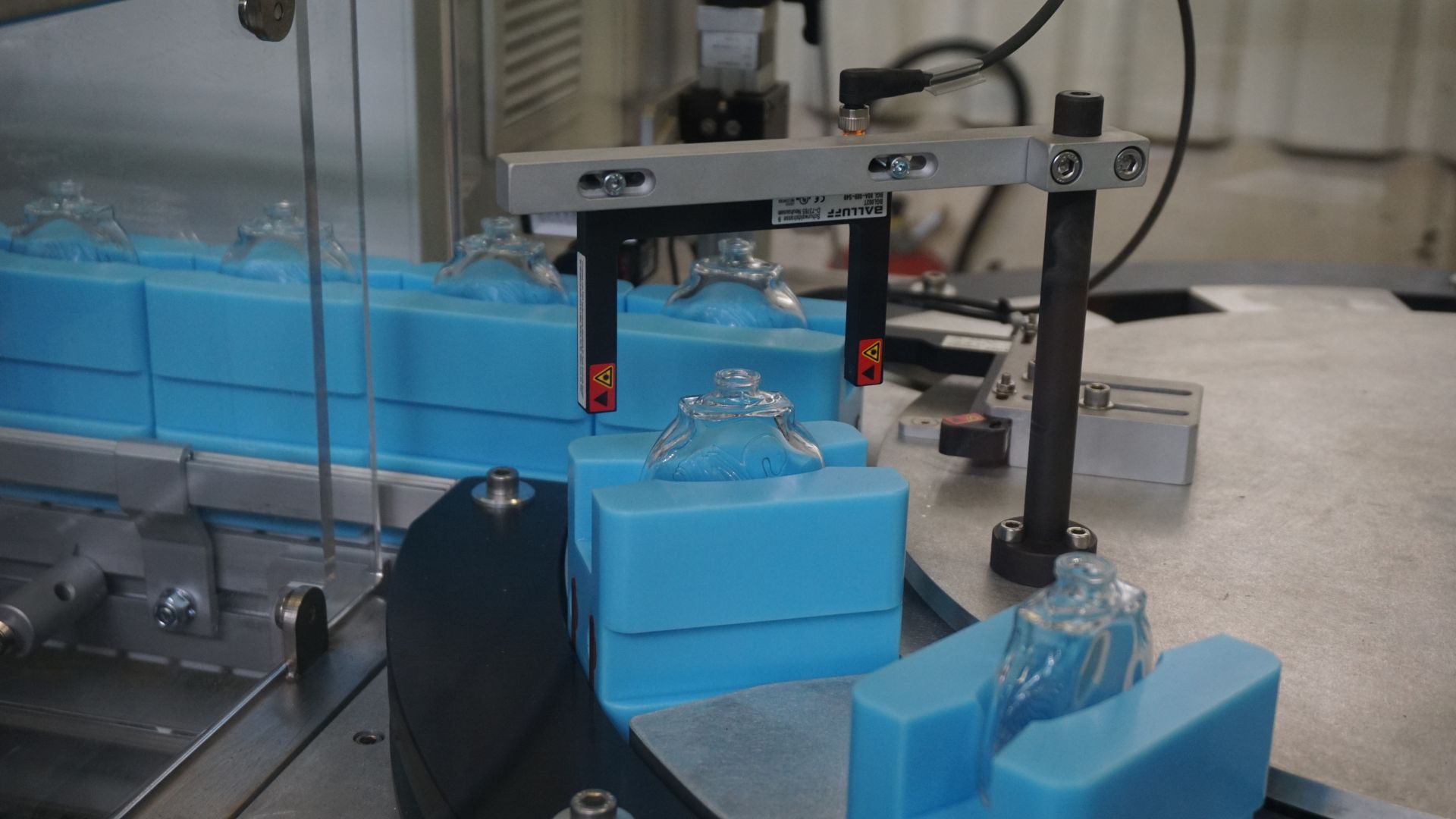 Etiqueteuse de fond de flacons_2