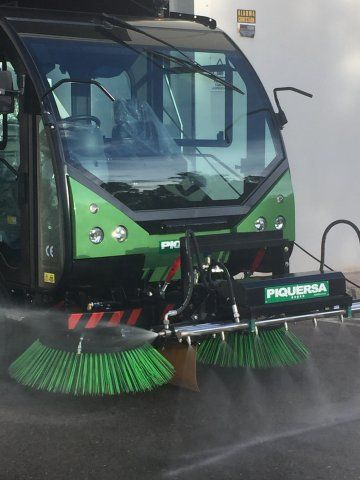 BA-2300H Combi - Balayeuse laveuse hydrostatique - Piquersa - 49,5 CV - Moteur Perkins - Benne 1,5 m³ et réservoir d'eau 920L_2