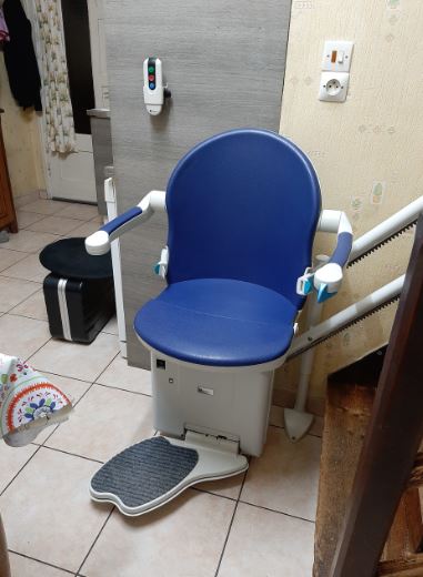 Monte-escalier courbe double-rail avec deux télécommandes - Handicare - Compact et personnalisable_2