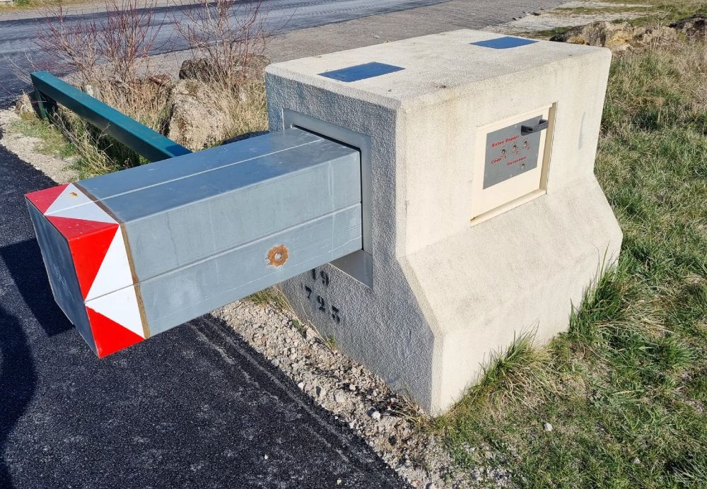 Barrière rétractable autonome résistante aux véhicules béliers