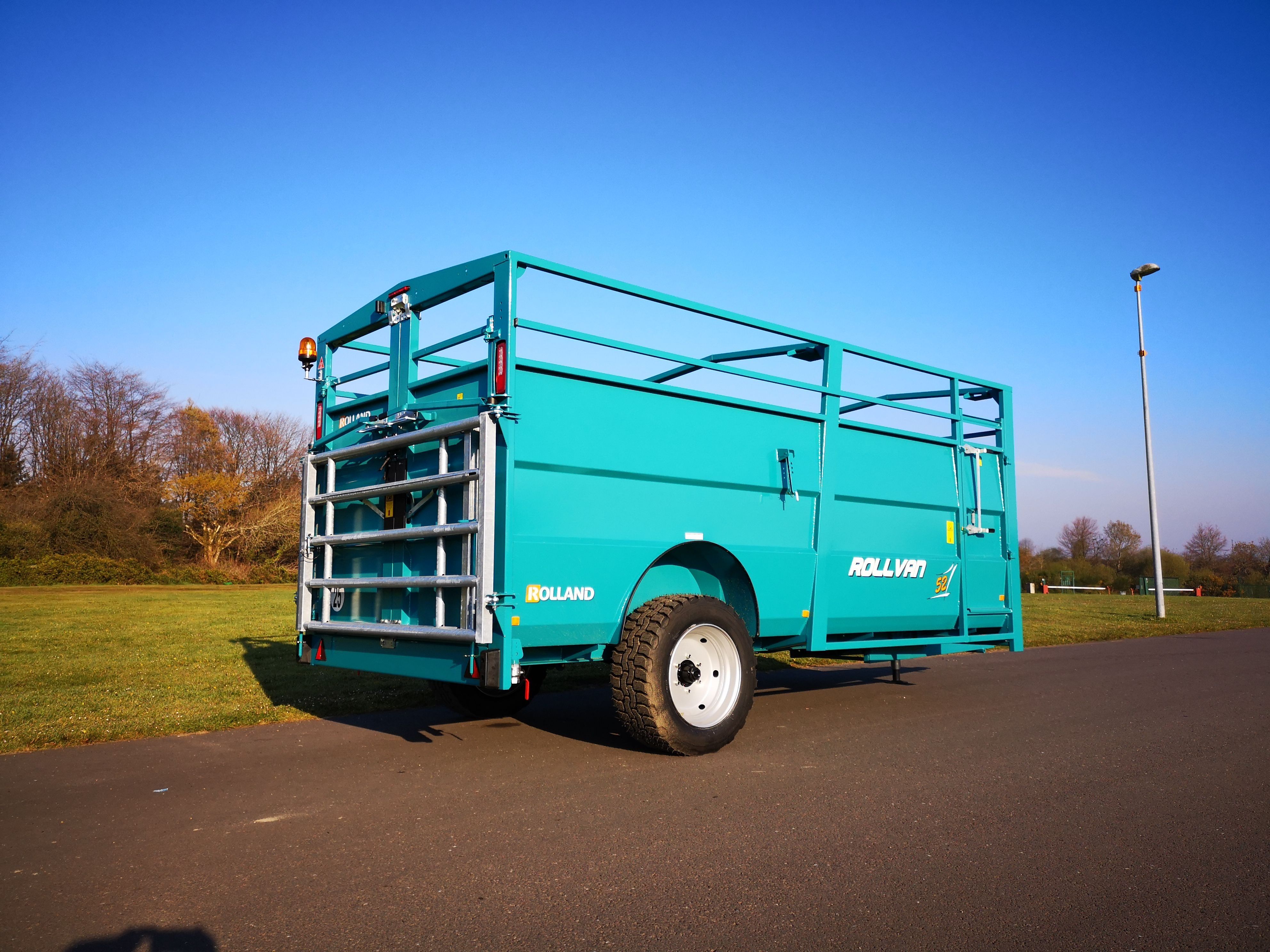 Bétaillère Rolland avec amortisseur oléopneumatique pour transport
