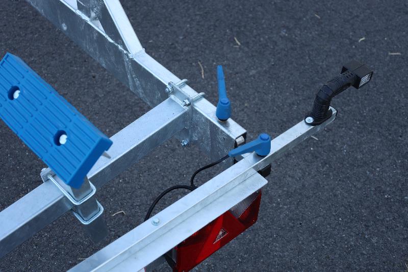 Remorque pour bateau avec 8 rouleaux de quilles pour support central