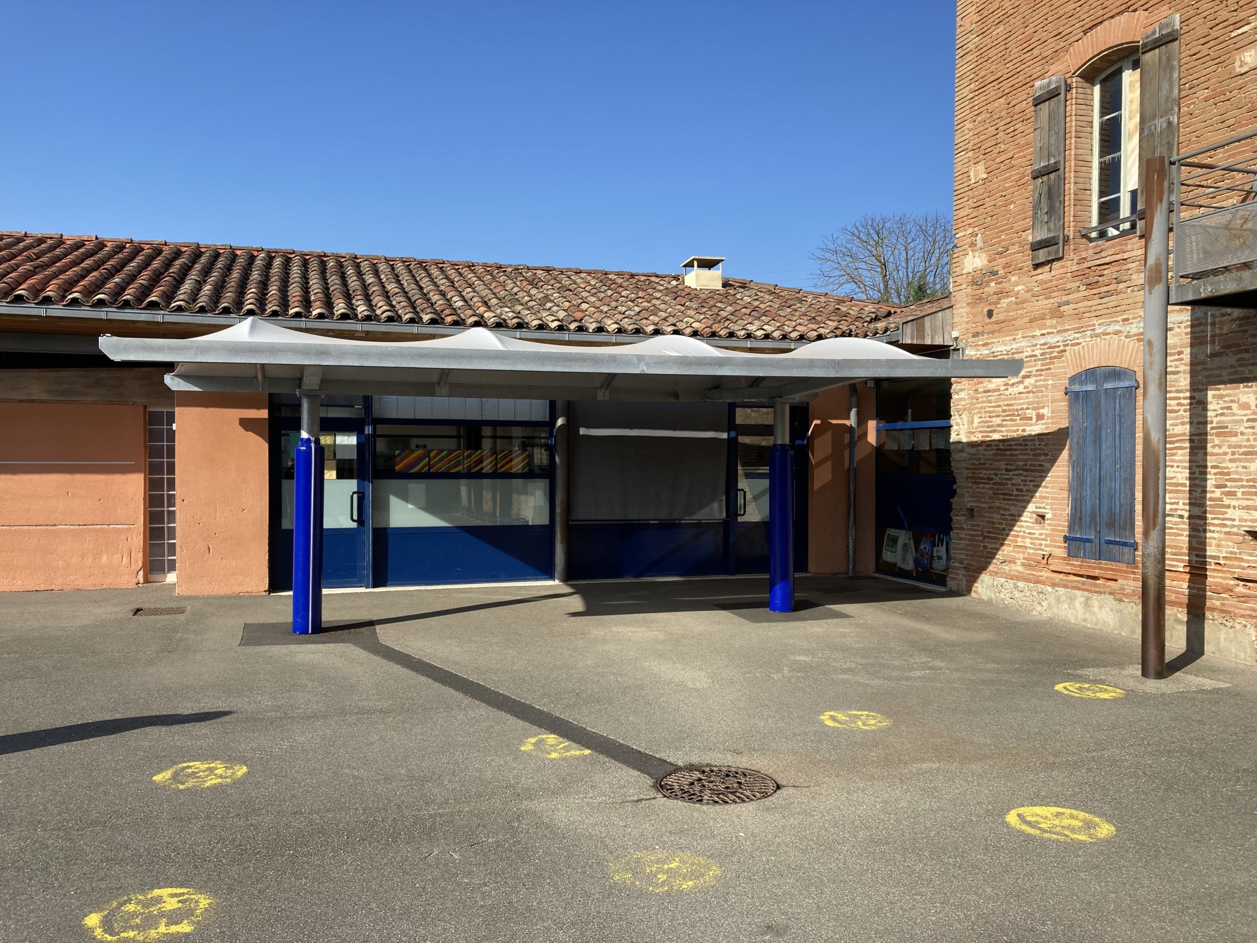 Préau d'école, crèche, garderie, collège ou lycée sur mesure - En toile tendue de qualité - Texabri_2