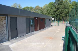 Vestiaire sportif sur mesure - aspect sobre & chic - mur en pierres meulières - 264 m²_2