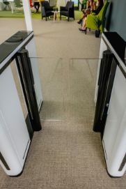 Speedlane Compact - Couloir sécurisé de passage - Boon Edam France - Installation facile et design compact_2