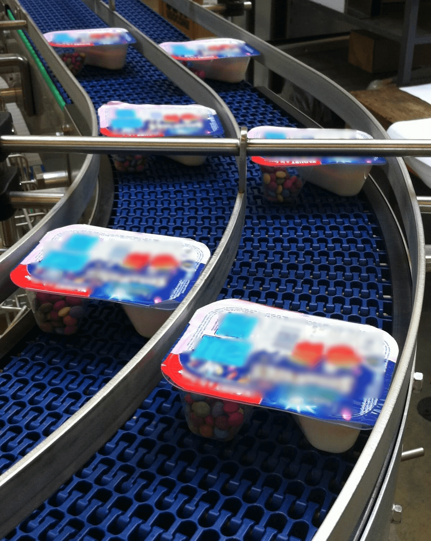 Convoyeur à tapis modulaire - multi-voies de façon rectiligne ou avec des courbes et avec ou sans accumulation_2