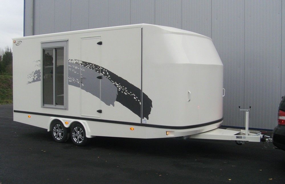 Remorque utilitaire double essieu en composite et polyester moulé